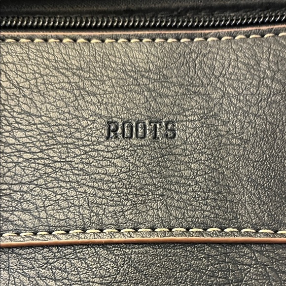 Roots Black Leather Handbag Crossbody Bag NWOT - Picture 7 of 10